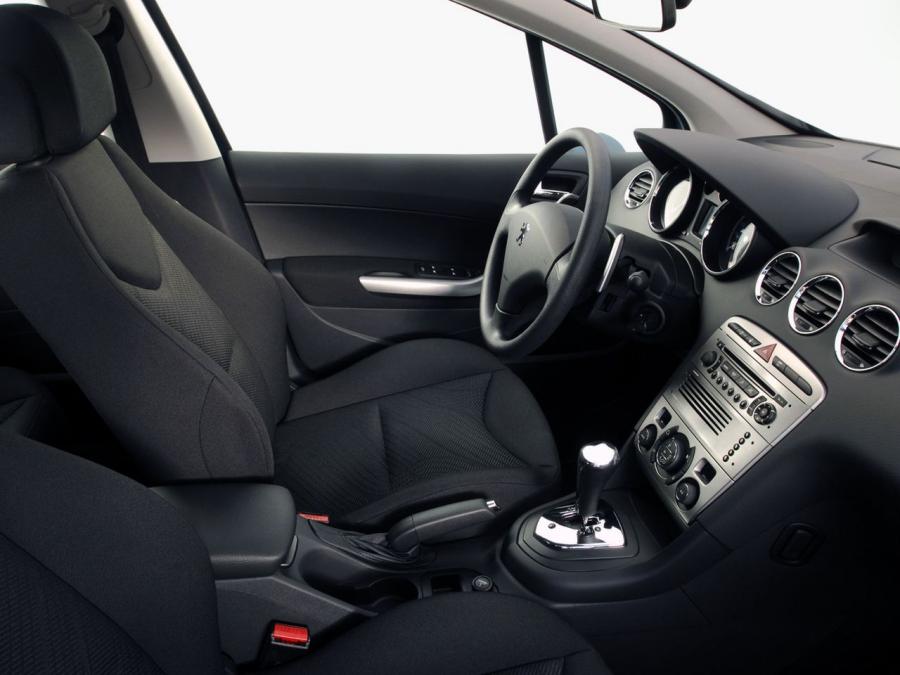 Peugeot 308 3-Door 2008 года  (фото 2 из 10)